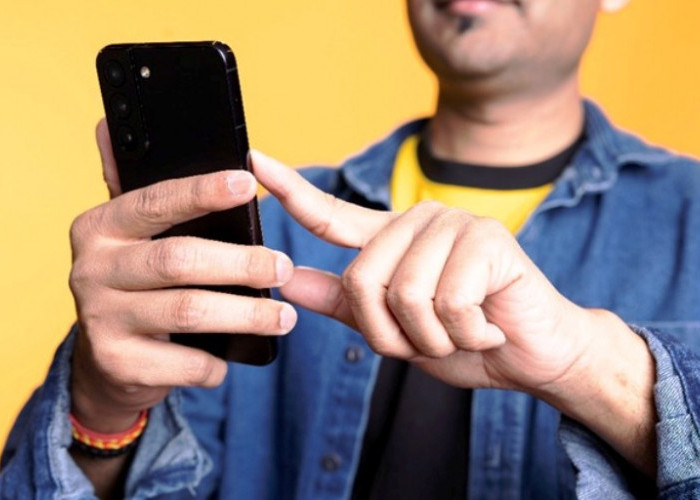 Waspadai Kebiasaan Ganjal HP dengan Jari Kelingking, Ini Risiko Kesehatan Jangka Panjang