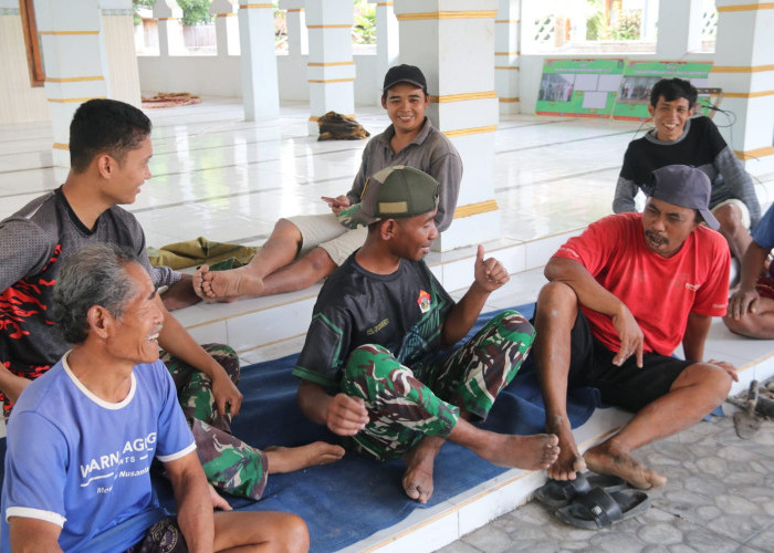 Satgas TMMD Belajar Bahasa Madura dari Warga di Teras Masjid Mandala