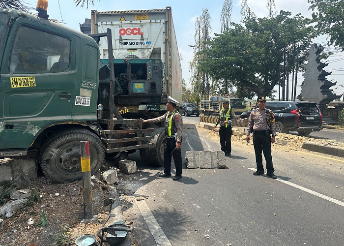 Truk Trailer Kecelakaan Tunggal di Plosowahyu Lamongan, Jalur Babat Macet
