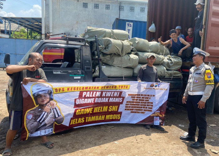 Tekan Kecelakaan, Polsek Sukomanunggal Gelar Ram Check Truk di Exit Tol Banyu Urip