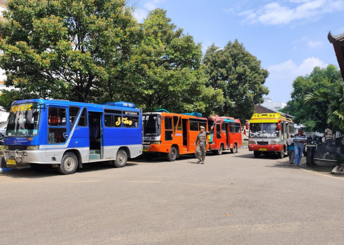Protes Trayek PO Kalisari, Puluhan Sopir Bus Datangi Kantor Dishub Ponorogo
