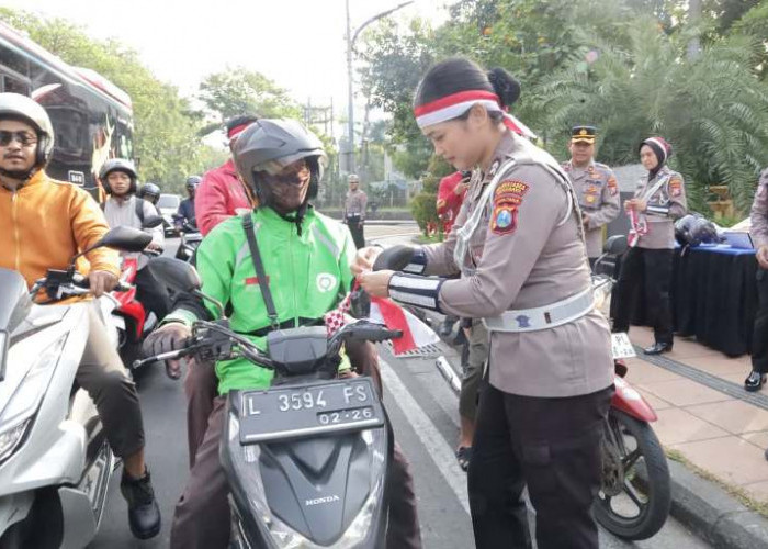 Sambut HUT RI ke-80, Polrestabes Surabaya Bagikan 3.600 Bendera dan 83 Helm