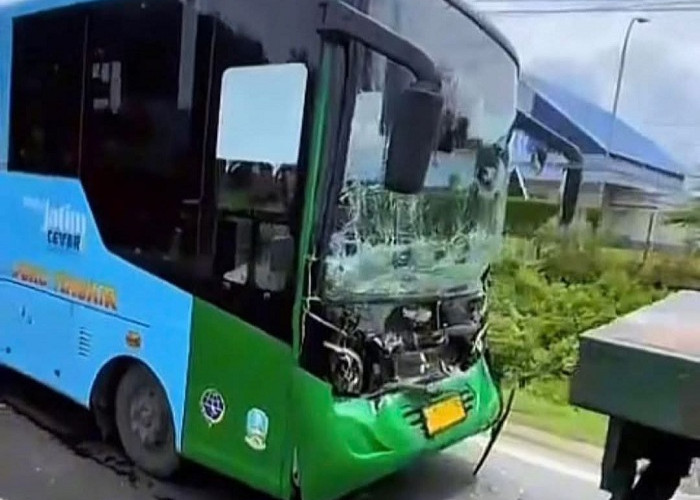 Bus Trans Jatim Tabrakan Beruntun dengan Dua Truk di Sidayu Gresik