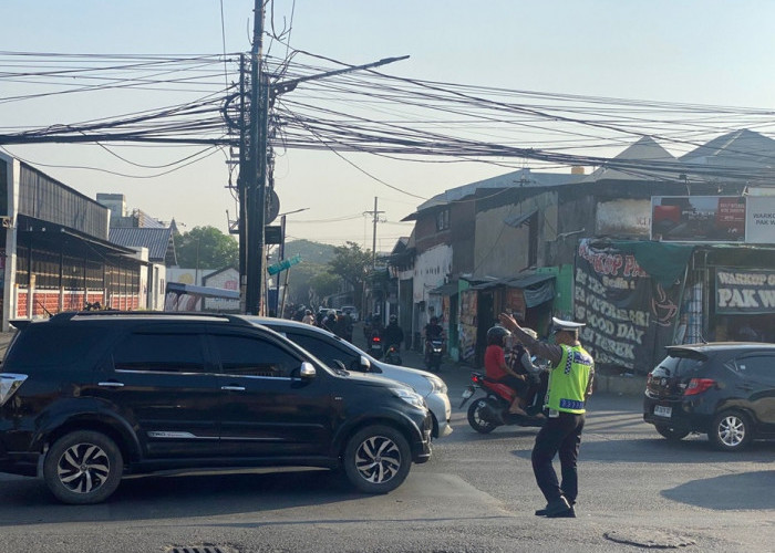  Unit Lantas Polsek Tandes Atur Arus Lalin di Jalan Raya Buntaran Surabaya
