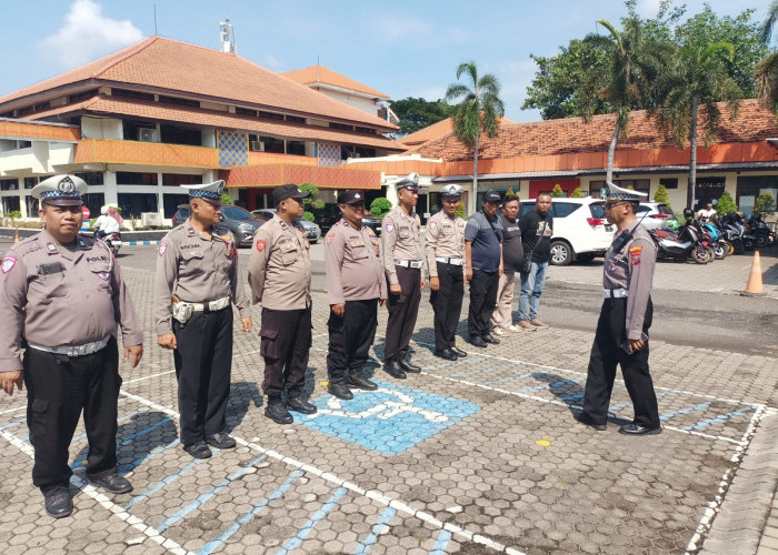 Kawal Aspirasi Buruh, Polsek Gayungan Terjunkan Personel Gabungan Amankan Unjuk Rasa di Disnakertrans Jatim