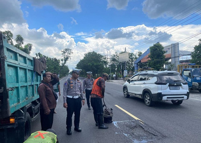 Jelang Mudik Idul Fitri 1446 H, Satlantas Bojonegoro dan Dinas PU Perbaiki Jalan Berlubang