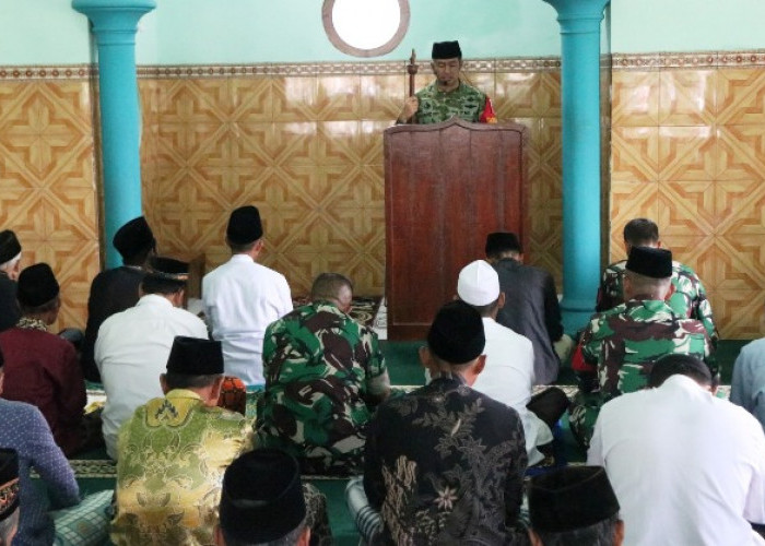 Dansatgas TMMD Ke-127 Kediri Sampaikan Khotbah Jumat Tekankan Ketakwaan dan Gotong Royong