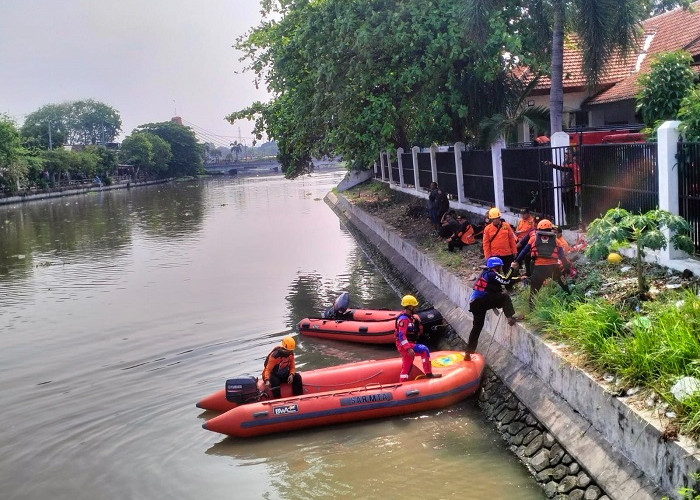 Tak Ditemukan, Pencarian Pengamen Lompat ke Sungai Jagir Dilanjut Besok