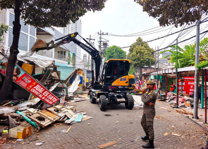 Kembalikan Fungsi Saluran, Kecamatan Genteng Tertibkan 35 PKL Embong Blimbing