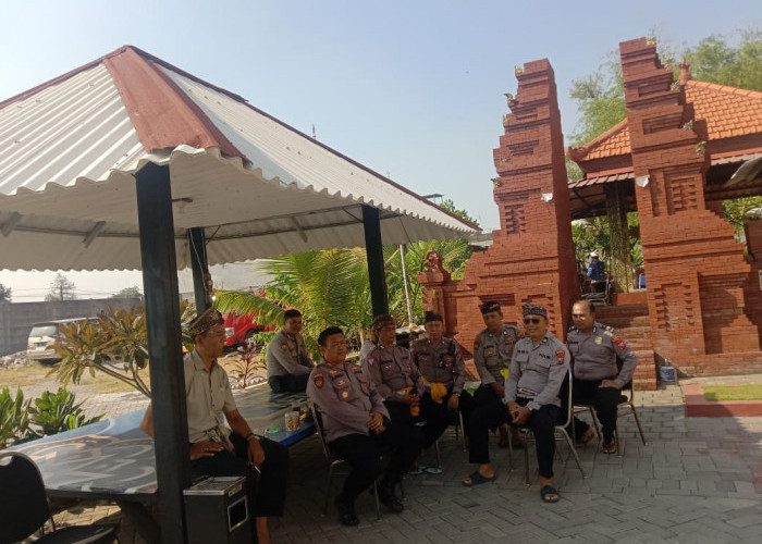 Umat Hindu Ibadah Suci Bulan Purnama di Pura Kertha Bumi Bhayangkara Sidoarjo