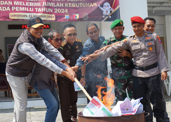 H-1 Pemilu, KPU Lamongan Membakar 1.852 Surat Suara Rusak, DPRD Provinsi Paling Banyak