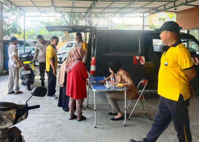 Polsek Lakarsantri Stabilkan Harga Pangan Lewat Gerakan Beras Murah di Lontar Surabaya