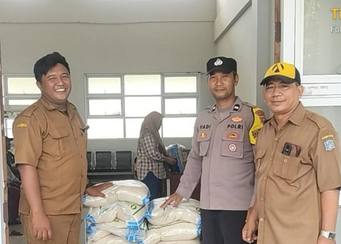 Polsek Lakarsantri Bersama Tiga Pilar Salurkan Bantuan Beras dan Minyak Goreng kepada Warga