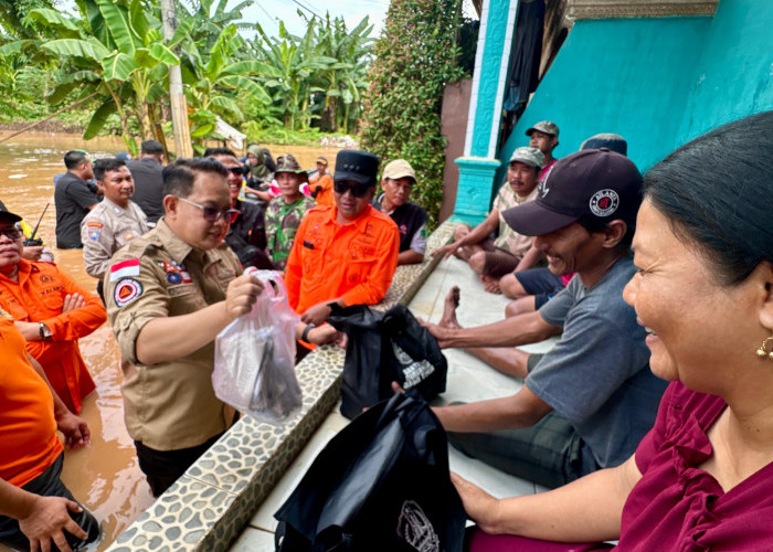 Gercep! Pj Gubernur Jatim Tangani Banjir Pasuruan, Salurkan Langsung Bantuan ke Warga Terdampak