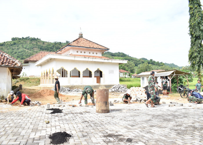 Capai 65 Persen, Satgas TMMD ke-127 Kodim 0827/Sumenep Kebut Pemasangan Paving Blok di Desa Mandala