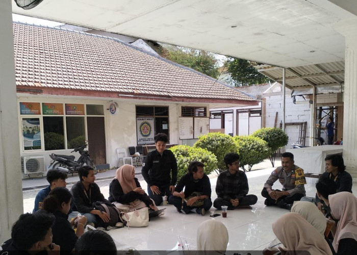 Dekatkan Pelayanan, Bhabinkamtibmas Medokan Ayu Sosialisasi Call Center 110 ke Mahasiswa KKN UPN