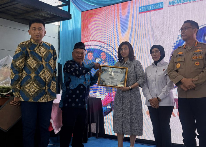 dr Lydia Nuradianti Raih Penghargaan Tokoh Penjaga Cahaya Penglihatan dari Memorandum