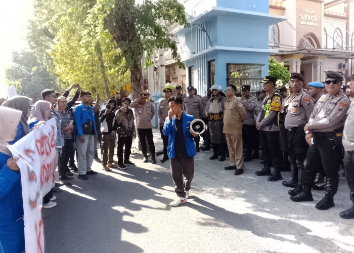 Mahasiswa Demo Disdik Lamongan Tuntut Pengembalian Dana PIP yang Diduga Dipotong