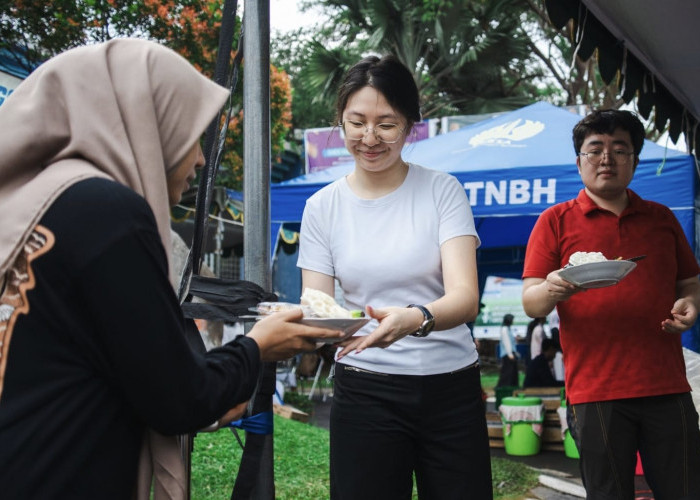 Mahasiswa Asing Unesa Turun Langsung Bagikan Takjil Gratis