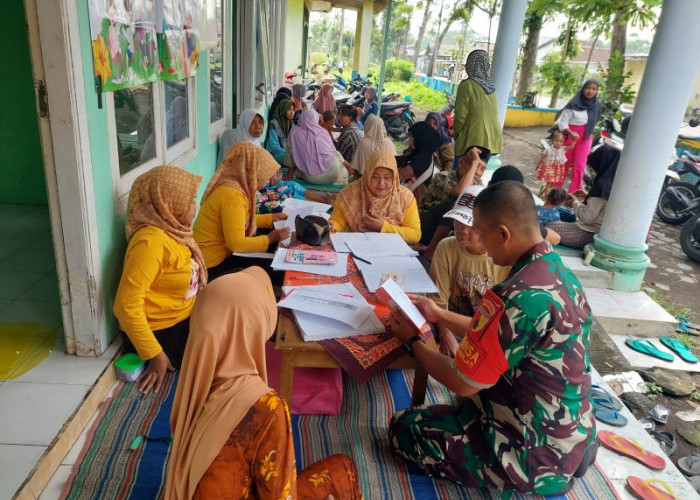 Babinsa Sumberjati Tempeh Lumajang Dampingi Posyandu Mawar Pastikan Kesehatan Balita dan Lansia