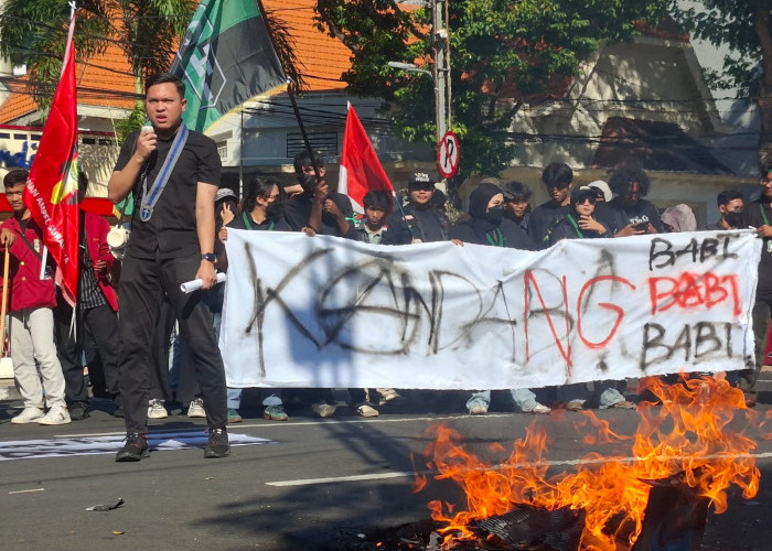Aksi Cipayung Plus di DPRD Surabaya Diwarnai Bakar Ban, Mahasiswa Soroti MBG dan Ekonomi Nasional