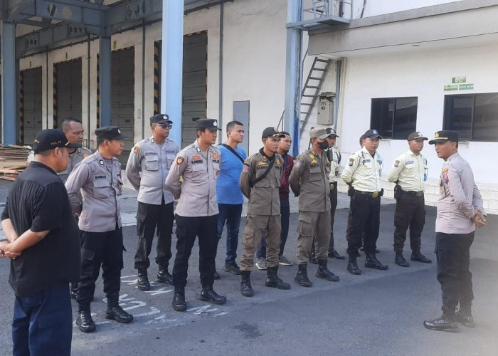 Polsek Rungkut Gelar Apel Pengamanan Aksi Buruh Di PT Jacobis Surabaya