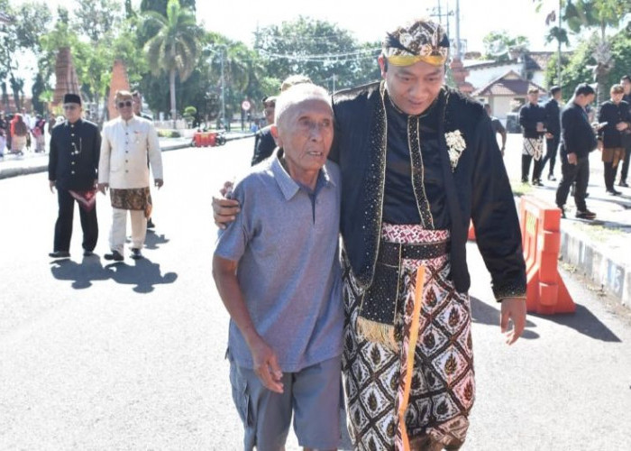 Mas Rio Cium Tangan Guru SD saat Hardiknas di Situbondo, Momen Haru di Alun-alun