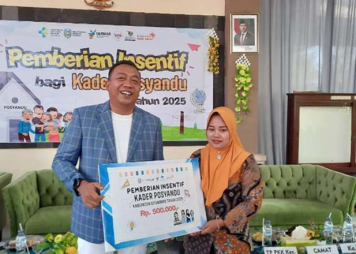 Bupati Rio dan Wabup Ulfi Salurkan Insentif Rp2,8 Miliar untuk 5.698 Kader Posyandu di Situbondo