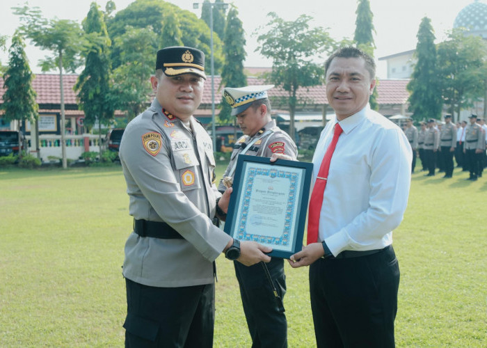 Kapolres Jombang Beri Penghargaan 18 Anggota Berprestasi dan Berdedikasi