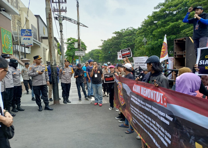 Kapolsek Gayungan Kawal Demonstrasi Damai Tuntut Keadilan di Kejati Jatim