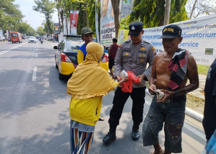 Polsek Bojonegoro Kota Bagikan Nasi Bungkus ke Tukang Becak