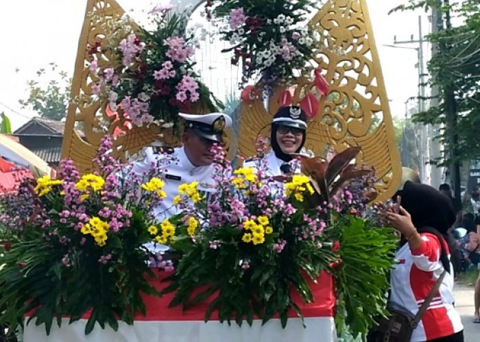 Jalan Desa Terung Wetan Dipadati Warga, Antusias Tonton Karnaval HUT Ke-80 Kemerdekaan RI