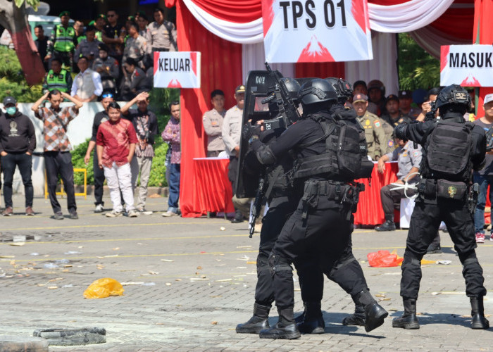 Personil Sispamkota Batu Halau Massa Demonstran