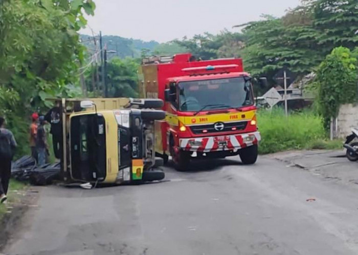 Truk Muat Besi Terguling di Jalan Raya Made Sambikerep Surabaya