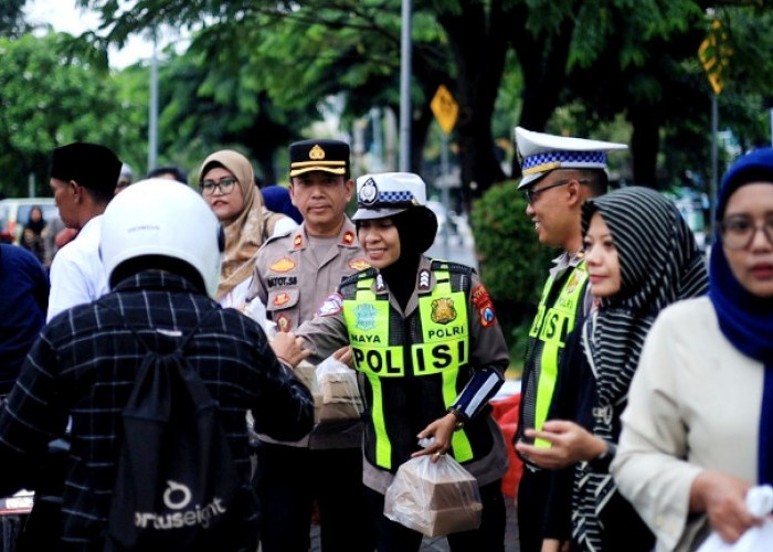 Satlantas Polres Gresik dan REI Bagi Takjil untuk Pengguna Jalan