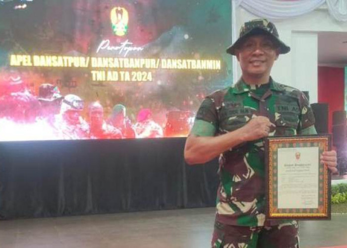 KSAD Serahkan Penghargaan kepada Danbrigif 9/Dharaka Yudha yang Raih Peringkat 1 Menembak TNI AD