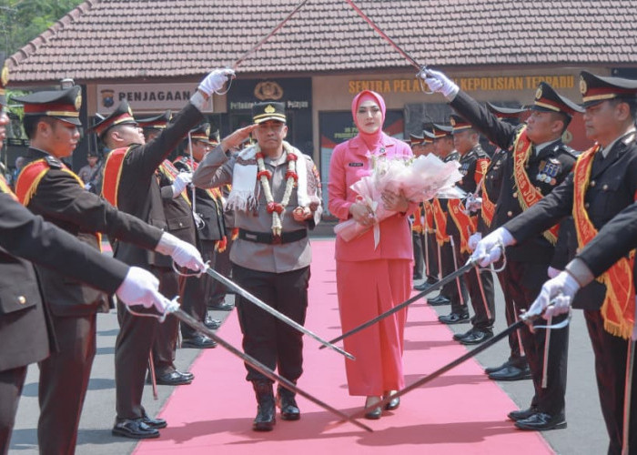 Tradisi Pedang Pora Sambut Kapolres Jombang yang Baru