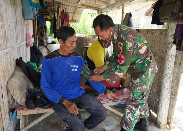 Sentuhan Kemanusiaan Satgas TMMD 127, Serda Dofir Periksa Kesehatan Warga Sumenep
