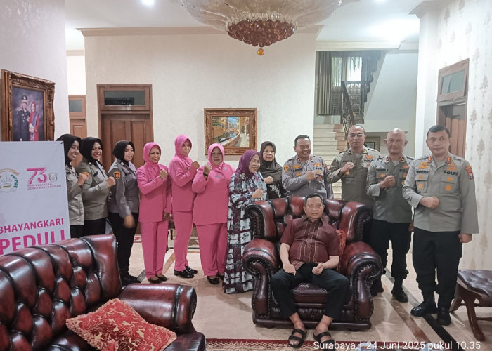 HUT Ke-79 Bhayangkara, Polsek Sukomanunggal Dampingi Anjangsana Kapolrestabes Surabaya