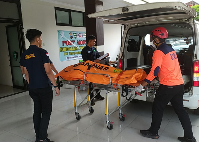 5 Jenazah Korban KMP Mutiara Sentosa 2 Dievakuasi ke RS Bhayangkara Polda Jatim