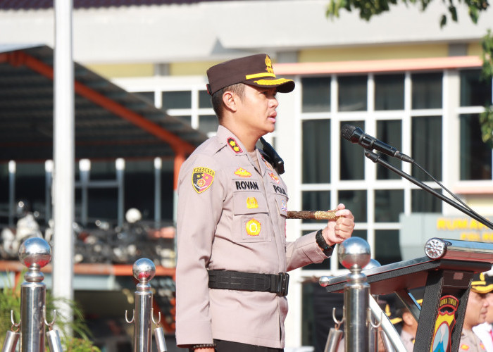 Polri Presisi, Kapolres Gresik Beri Penghargaan Personel Berprestasi