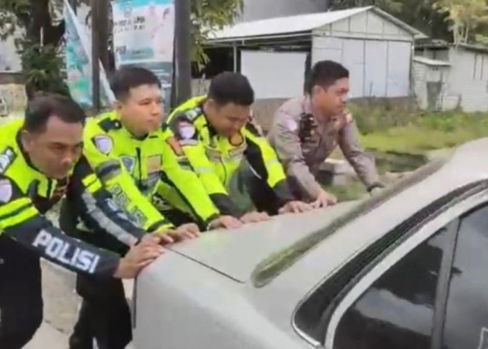 ?Satlantas Polres Bojonegoro Bahu-Membahu Dorong Mobil Mogok Pemudik