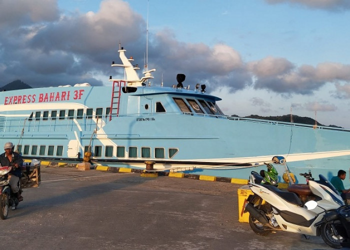 Bersenggolan dengan Kapal Tanker di Bawean Gresik, Kapal Express Bahari Rusak 