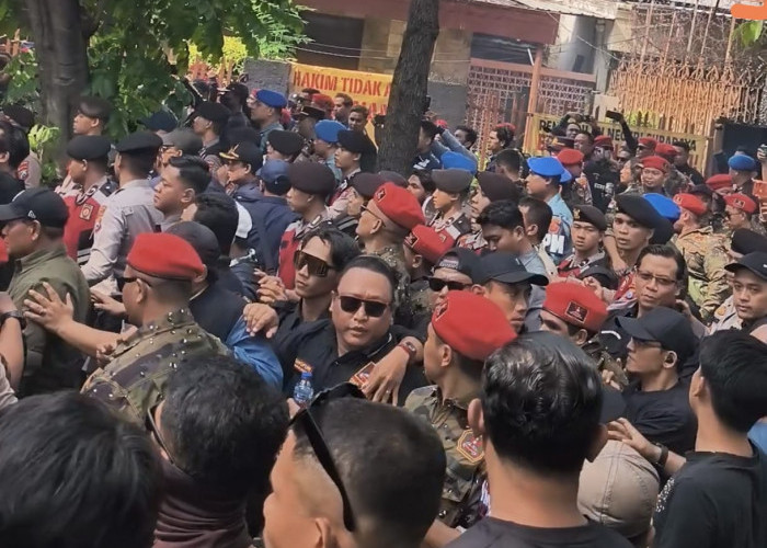 Situasi Memanas di Lokasi Eksekusi, Polisi Pukul Mundur Grib dan Buat Barikade