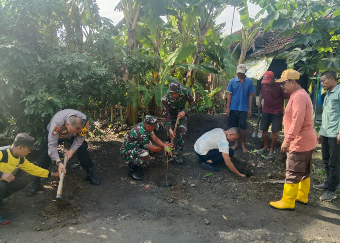 Polisi dan TNI Turun Bareng Warga Kerja Bakti di Desa Gempol Klutuk Tarik