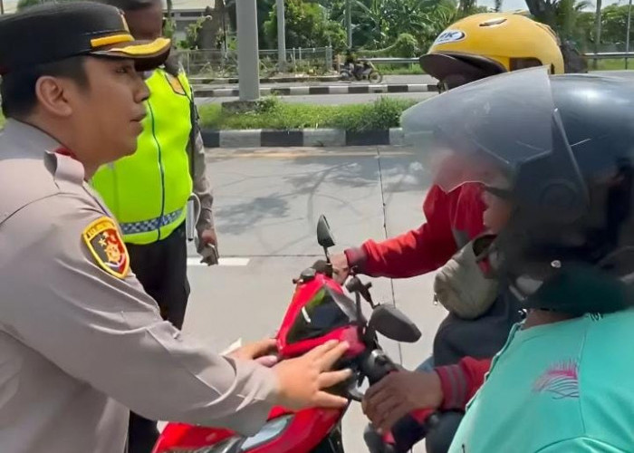 Tinjau Suramadu, Kapolres Pelabuhan Tanjung Perak Ajak Masyarakat Disiplin Jalur Kendaraan Demi Keselamatan