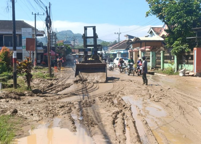 Banjir Surut, Lumpur Tebal Lumpuhkan Jalan di Besole Tulungagung