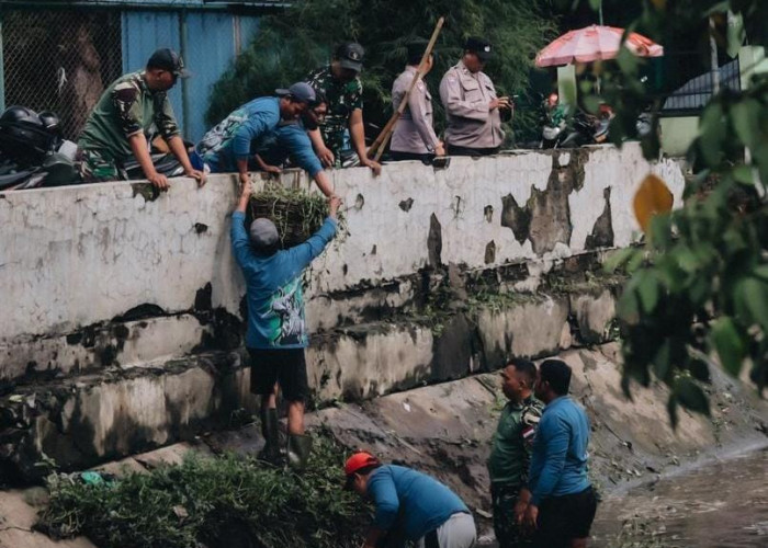 Sinergi TNI-Polri dan Masyarakat, Kapolsek Sukomanunggal Pimpin Giat Karya Bakti Bersih Sungai