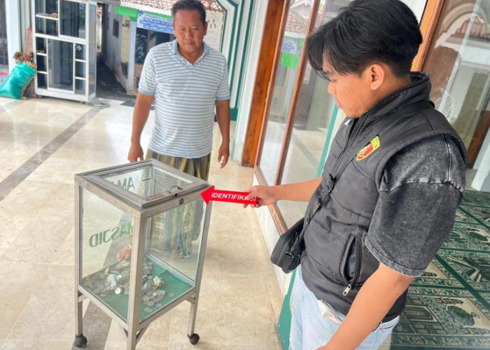 Maling Terekam CCTV Gondol Kotak Amal Masjid di Sedarum Nguling Pasuruan