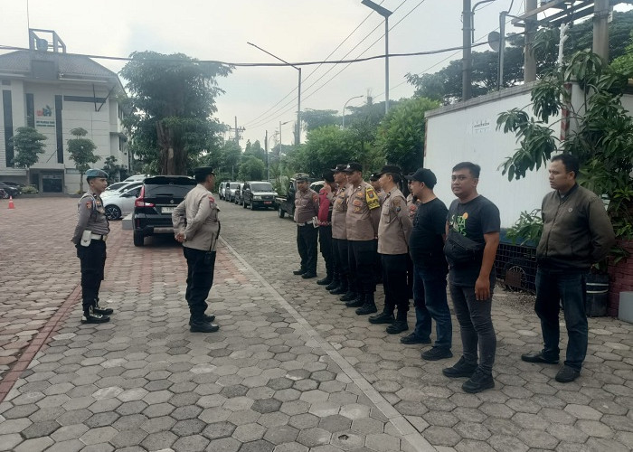 Polsek Gayungan Kawal Aksi Unjuk Rasa Solidaritas Satu Cita di Kantor DLH Jatim